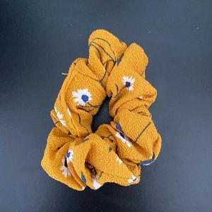 yellow scrunchie w/ white flowers
